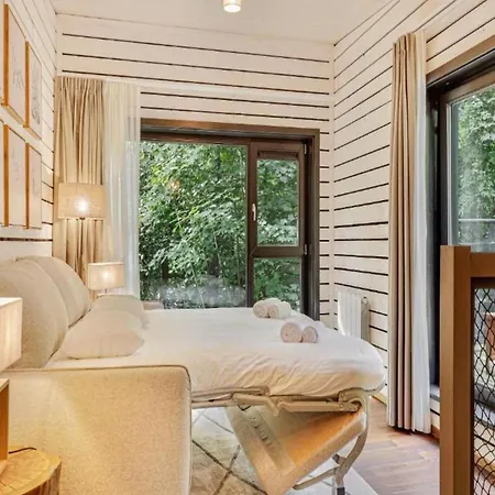 Cozy Woodland Retreat *